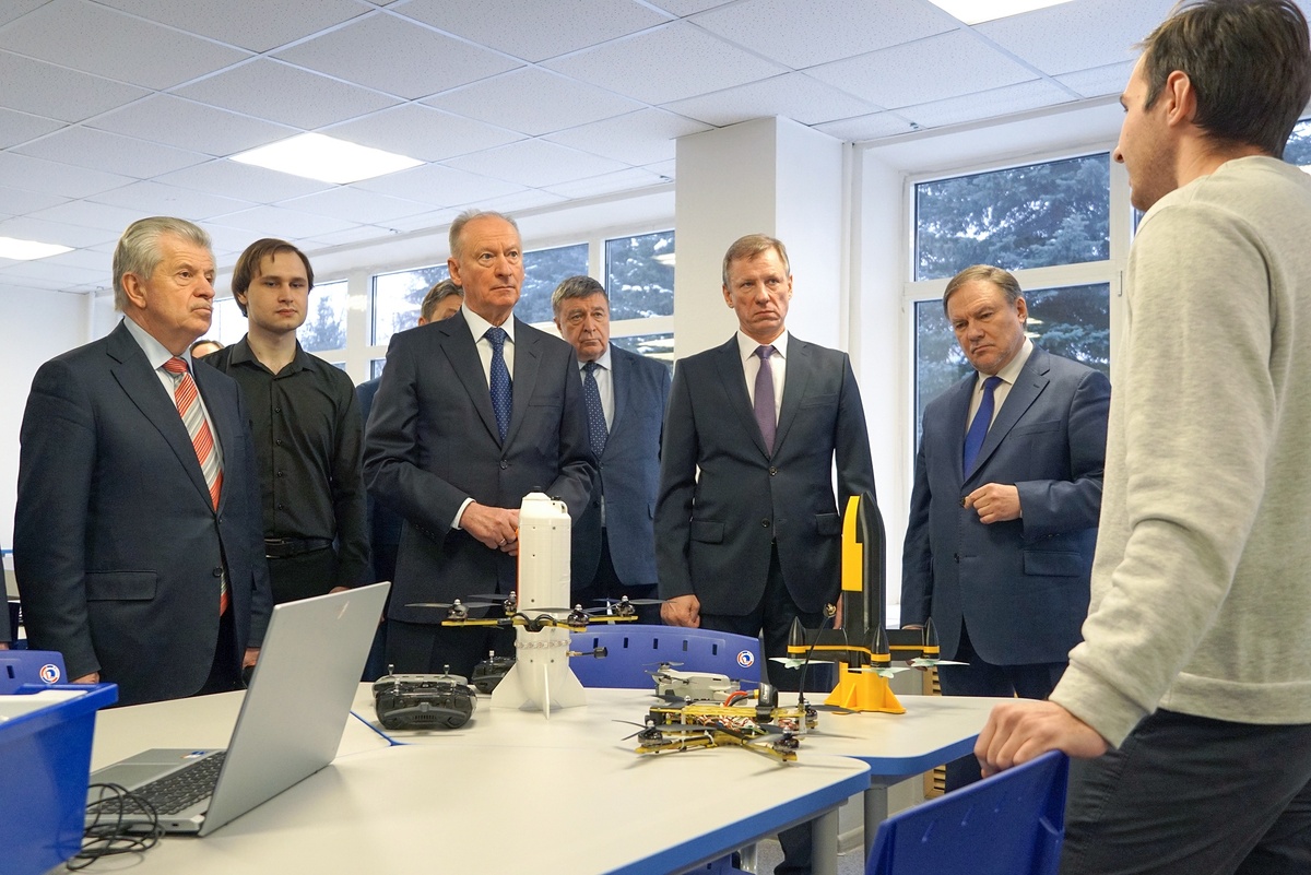    Студенты рыбинского университета показали Николаю Патрушеву разработки для защиты от БПЛА. Их испытывают./Иван Егоров
