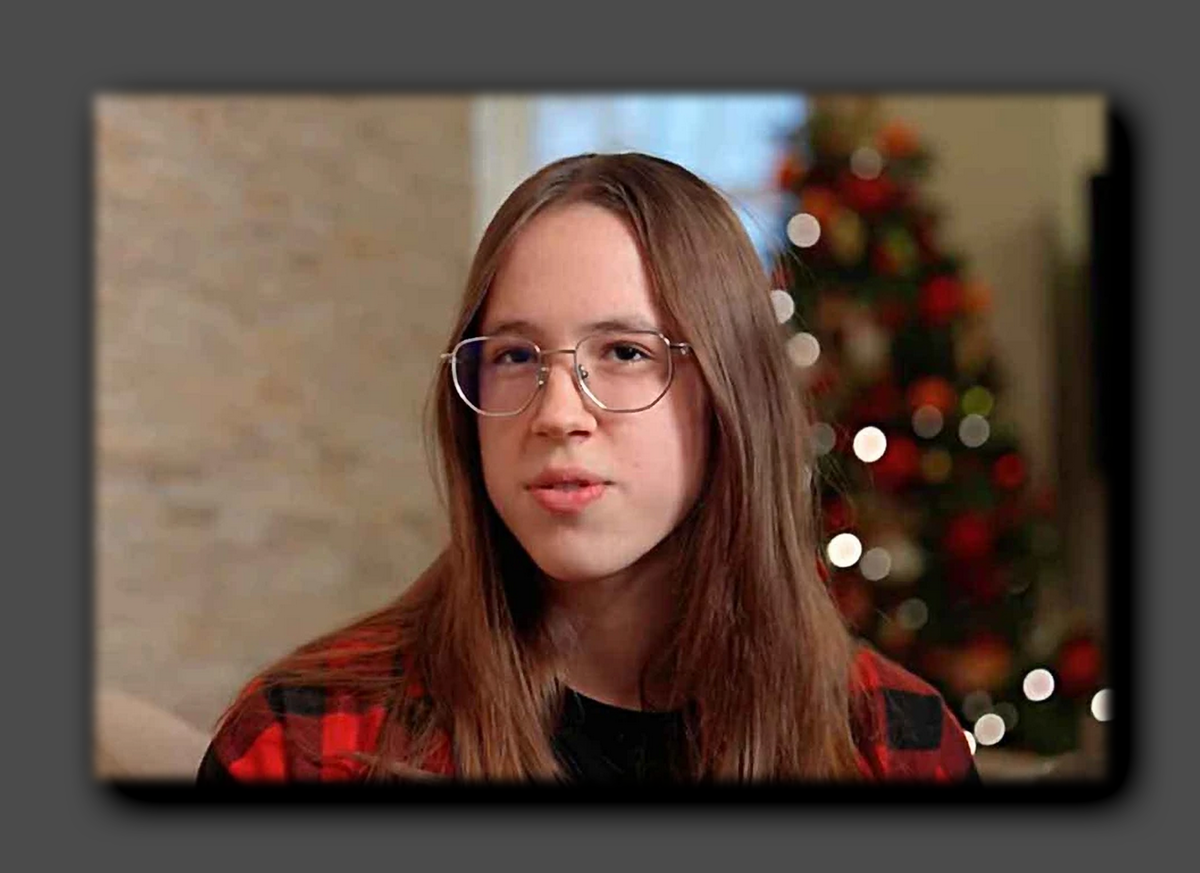 15-летняя Анна Товстик, которая сейчас живёт с отцом и Полиной Дибровой. Стоп-кадр «Осторожно, Собчак»