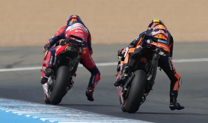 Почему гонщики MotoGP выставляют ногу при торможении?