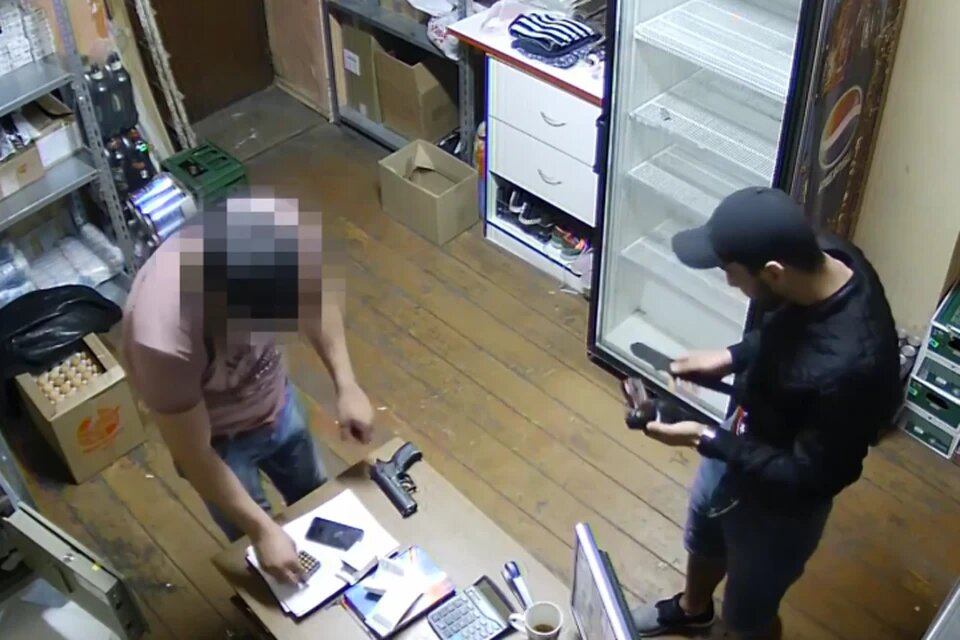 Перед разборкой Ниязов и Назиев вооружились пистолетами. Фото: оперативная съемка