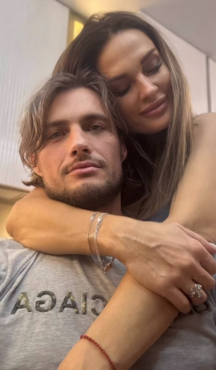 Ксения Задойнова обняла мужа Александра. Фото: соцсети