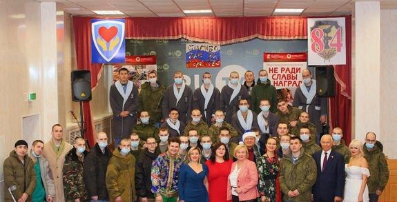    «Не ради славы и наград»: культурная акция поддержала героев и матерей, подарив новогоднее настроение