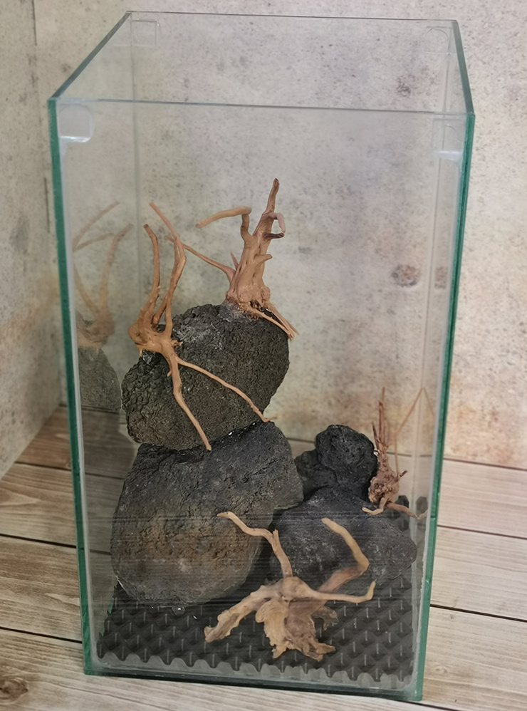 Приклеила камни и коряги на прозрачный герметик