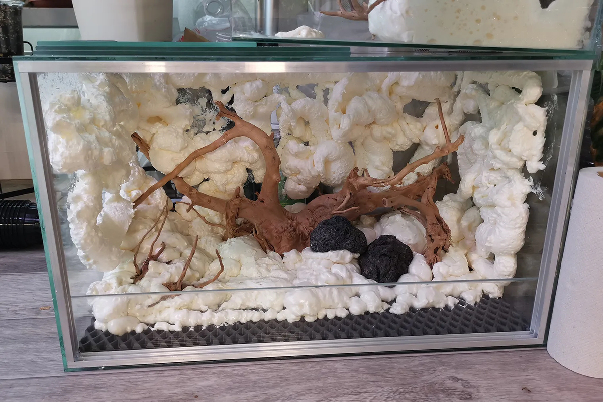 Параллельно оформляла второй, горизонтальный, флорариум. Также сначала зафиксировала коряги и залила монтажной пеной