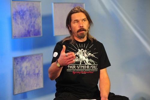 По словам Сергея "Паука" Троицкого, после записи демо "Власть зла" (1985) в составе группы Коррозия Металла произошли серьёзные изменения, в результате чего первые песни музыкального коллектива рокеры вскоре сочли неактуальными. Переиздать демо в конце 2025 года удалось только благодаря одному из фанатов группы, хранившему записи у себя