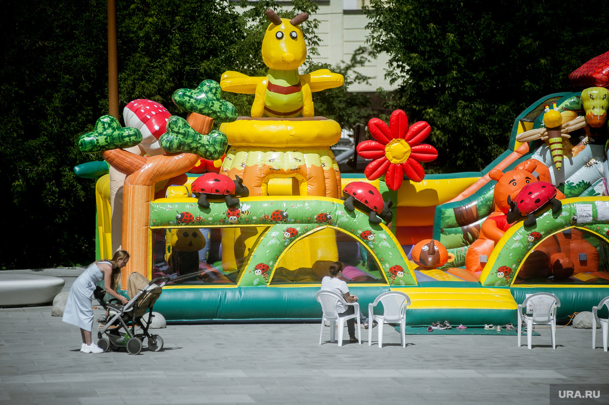 Коммерческие батутные центры ориентированы на массовость и прибыль, а не на строгие ограничения, считают общественники. Фото: Наталья Чернохатова © URA.RU