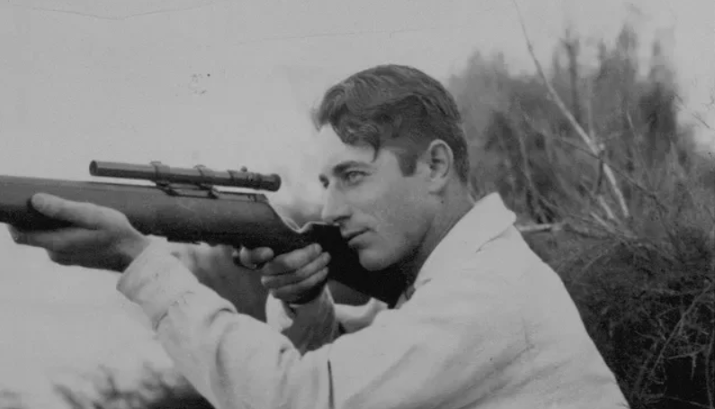 Уильям Ральф Уивер (1905–8 ноября 1975) разработал крепление Weaver для установки прицелов, в том числе для охотничьих ружей.