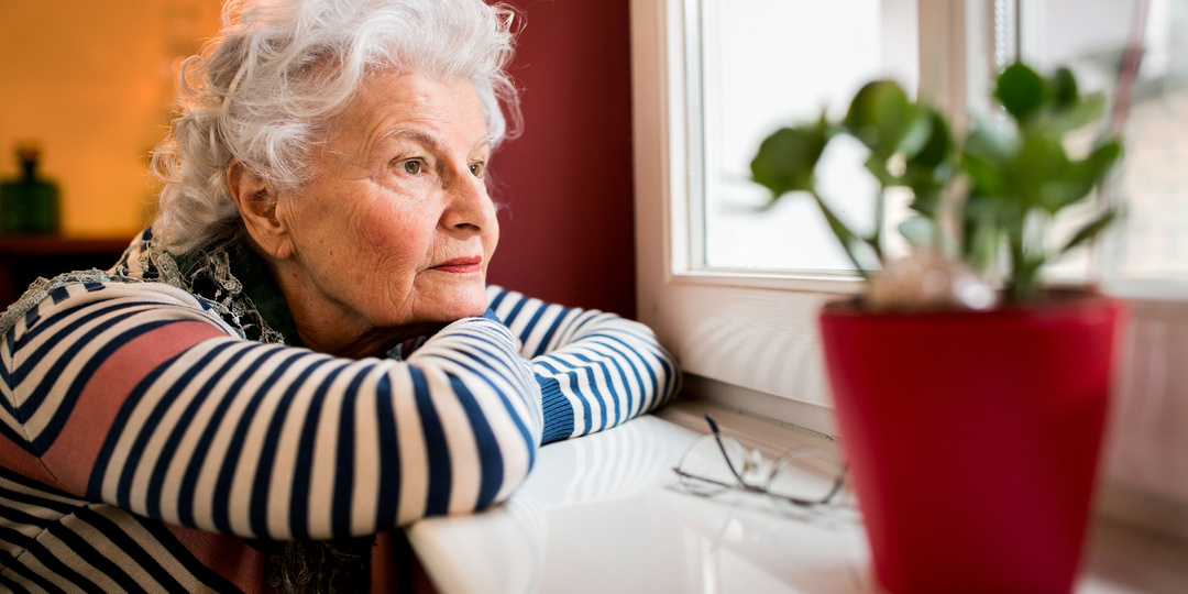 Сын продал дом и отвез мать в деревню - снял ей комнату у незнакомого мужчины