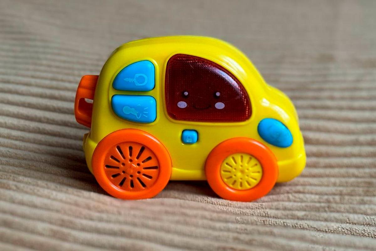 Первая игрушечная машинка Леона