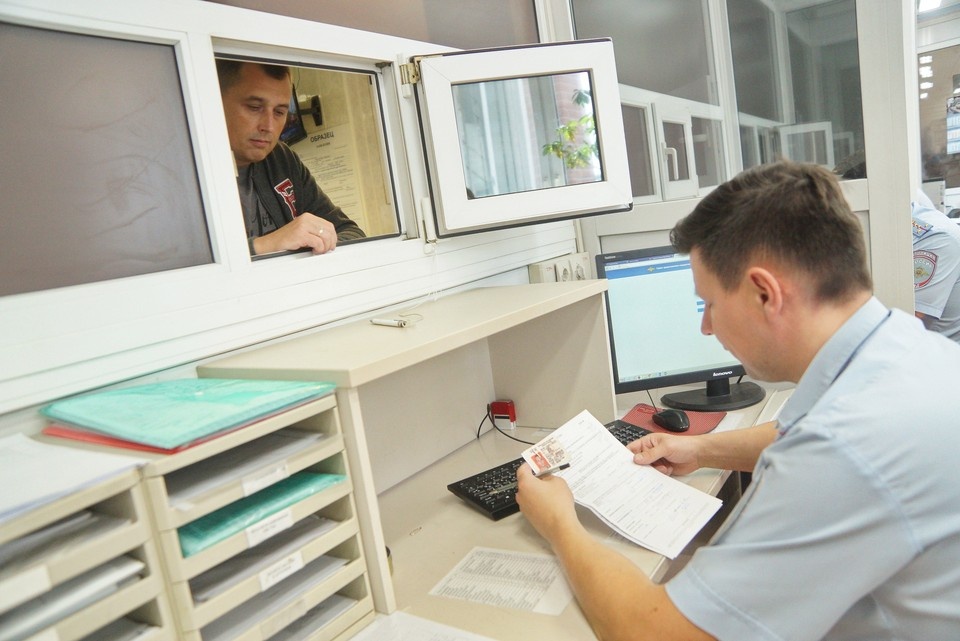    В новогодние праздники подразделения МРЭО будут работать, но не каждый день. Алексей БУЛАТОВ