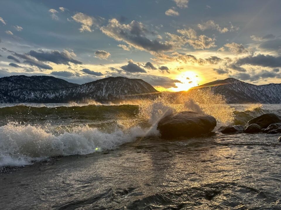    Декабрьский закат над Телецким озером. Источник: Роман и Татьяна Воробьевы / t.me/altzap