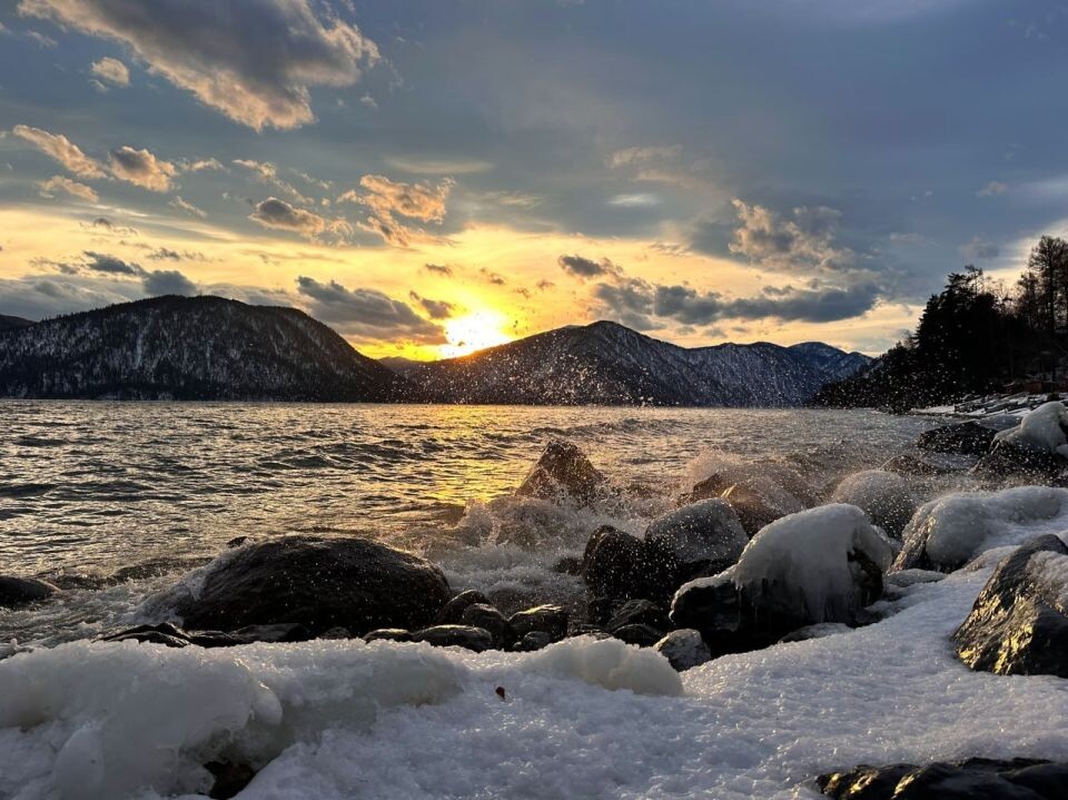    Декабрьский закат над Телецким озером. Источник: Роман и Татьяна Воробьевы / t.me/altzap