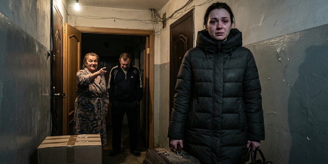 Свекровь выгнала меня, крича «Ты здесь никто!». Через 2 дня она стояла с чемоданом у подъезда