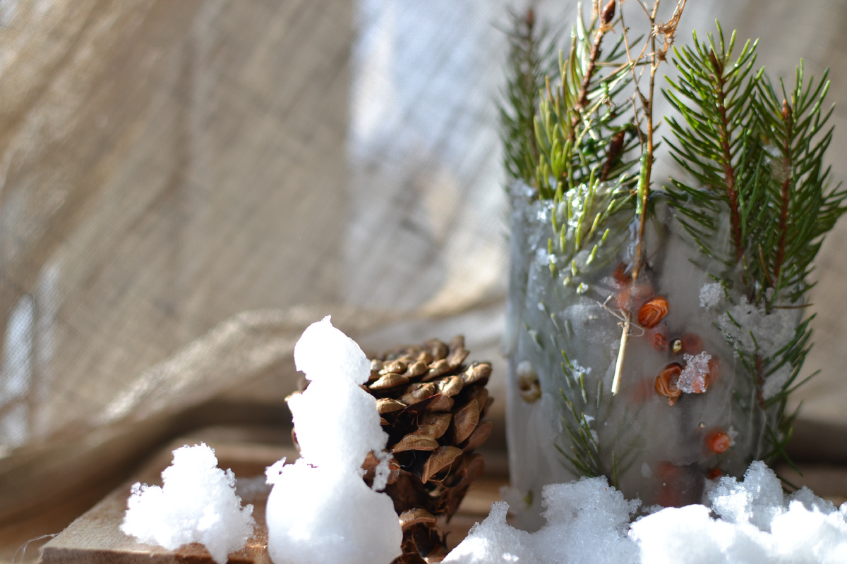 Снеговик, шишка и ледяной подсвечник. Все фотографии в статье авторские