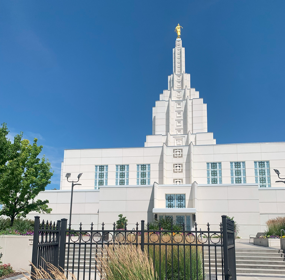 Айдахо-Фолс. Церковь мормонов. Вместо креста трубящий ангел