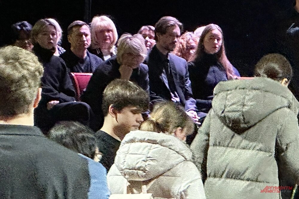    Рядом сидели близкие актрисы: единственная дочь Юлия Меньшова вместе с детьми и супругом. Фото: АиФ/ Екатерина Скрижалина