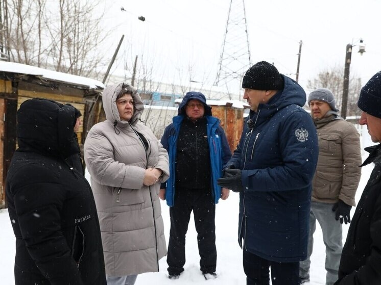     Иван Носков с жителями. Фото: администрация городского округа Самара
