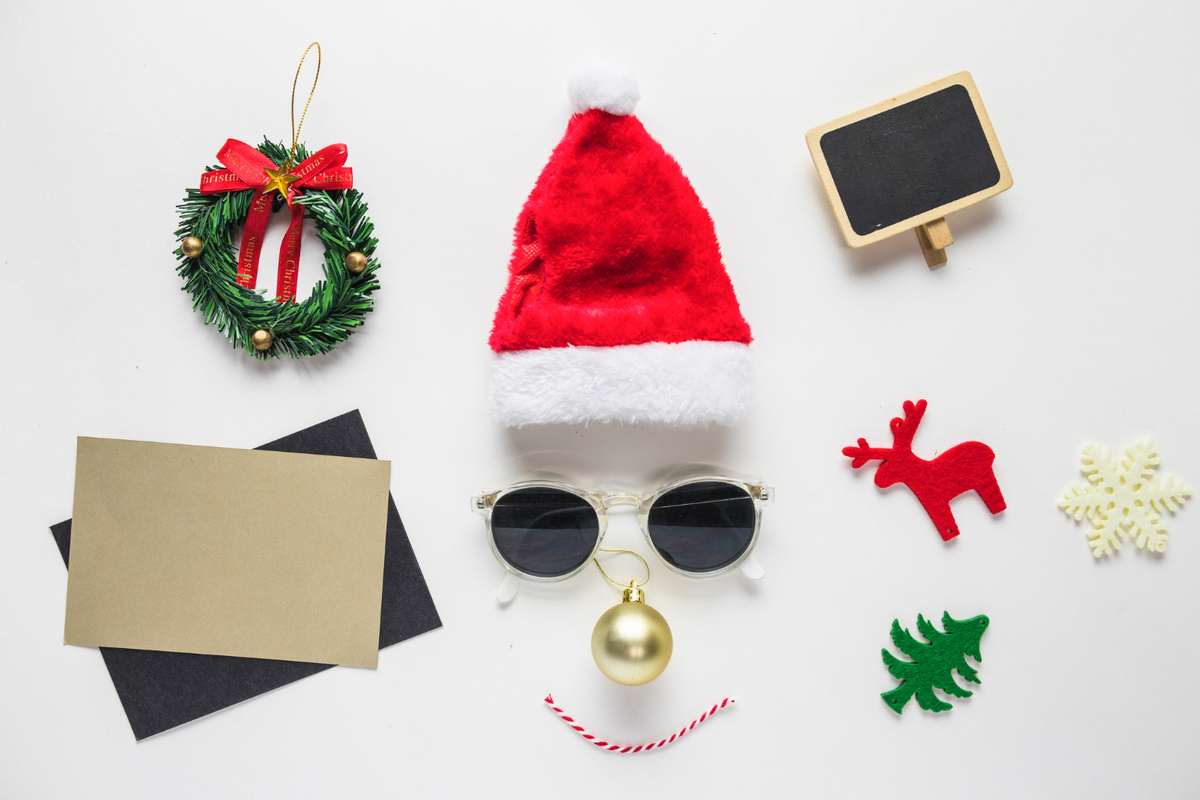     Наряжаем не только елку, но и себя: новогодние аксессуары с маркетплейсов за три копейки