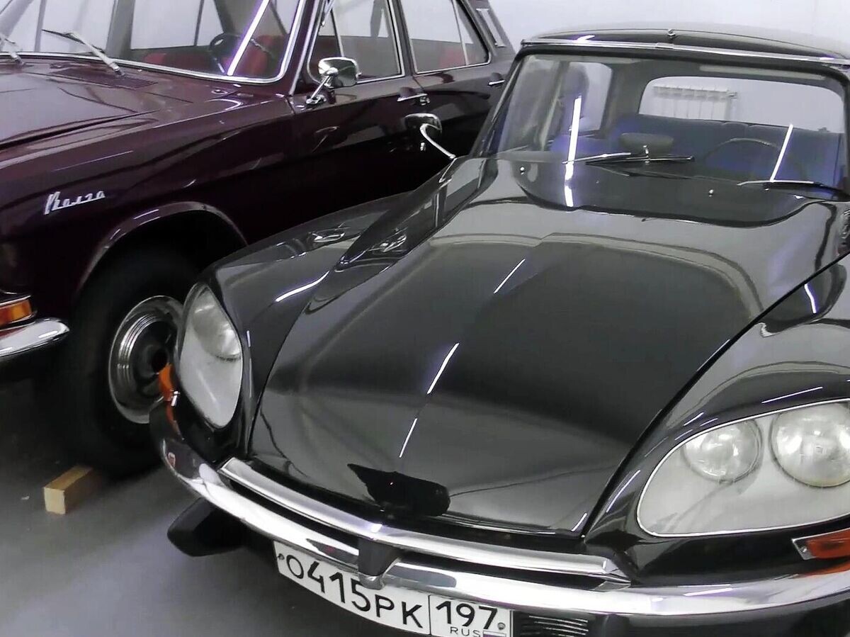    Ретро-автомобили "Волга" и "Citroen DS" экс-губернатора Тамбовской области Максима Егорова, задержанного по обвинению в получении взяток | © РИА Новости / ФСБ РФ