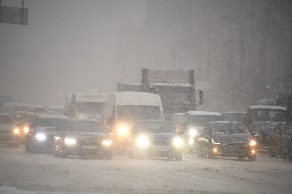    На правом берегу пробки образовались на Красном проспекте. Михаил ФРОЛОВ
