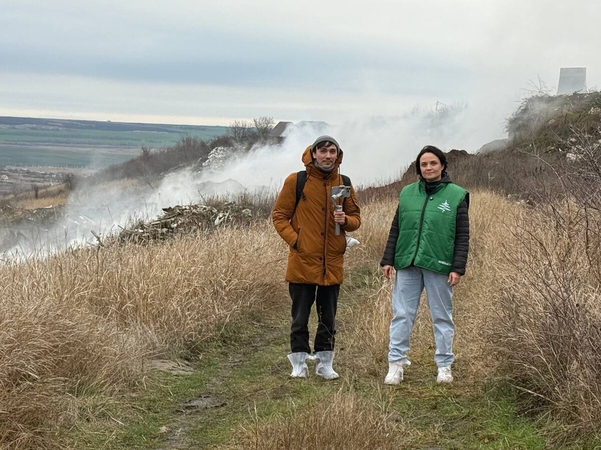 На горящей несанкционированной свалке в Ставрополе