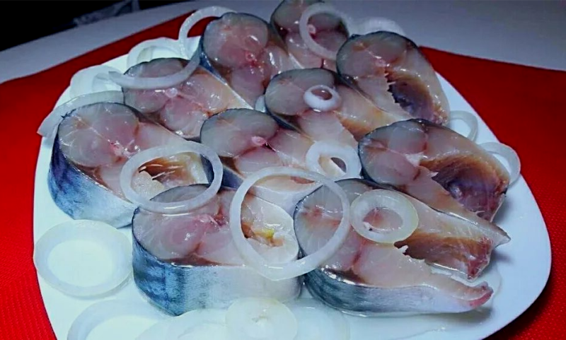 Маринованная скумбрия для новогоднего стола: закуска, от которой не оторваться, намного вкуснее солёной, а готовится за 5 минут