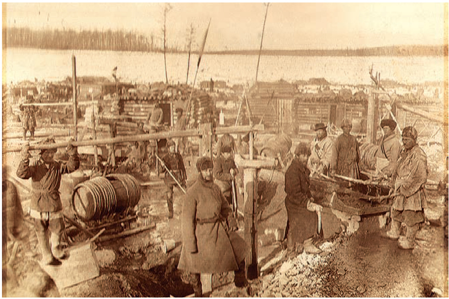 Артель старателей в центре поселка, у орты. Фото из архива музея землеведения МГУ.