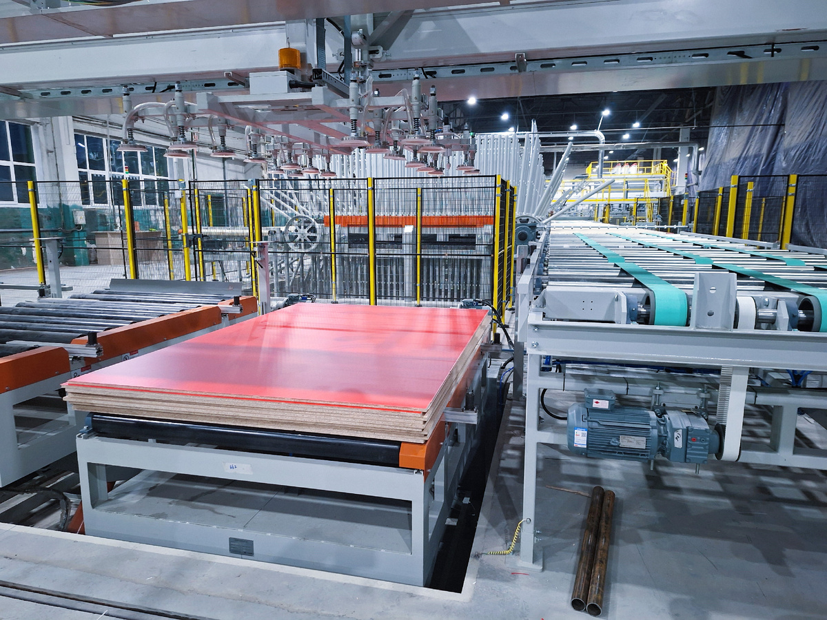 Первая пусковая ламинированная плита на новой линии