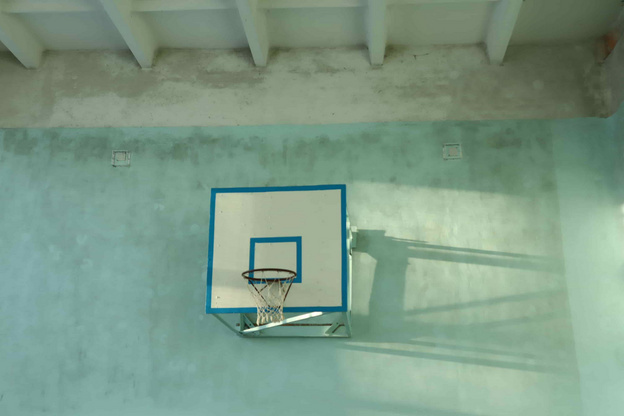    Родители пять лет добиваются ремонта заплесневелого спортзала в кировской школе