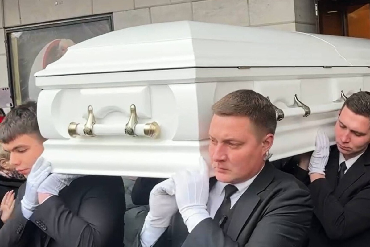     Белый гроб с телом Веры Алентовой вынесли из театра в Москве и погрузили в катафалк: видео