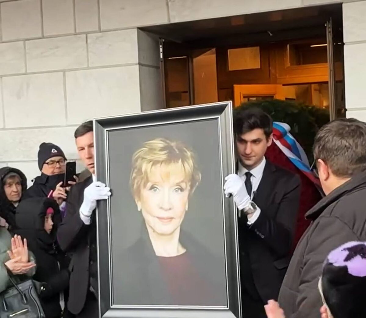    Вначале из театра вынесли большой портрет актрисыФото VOICE