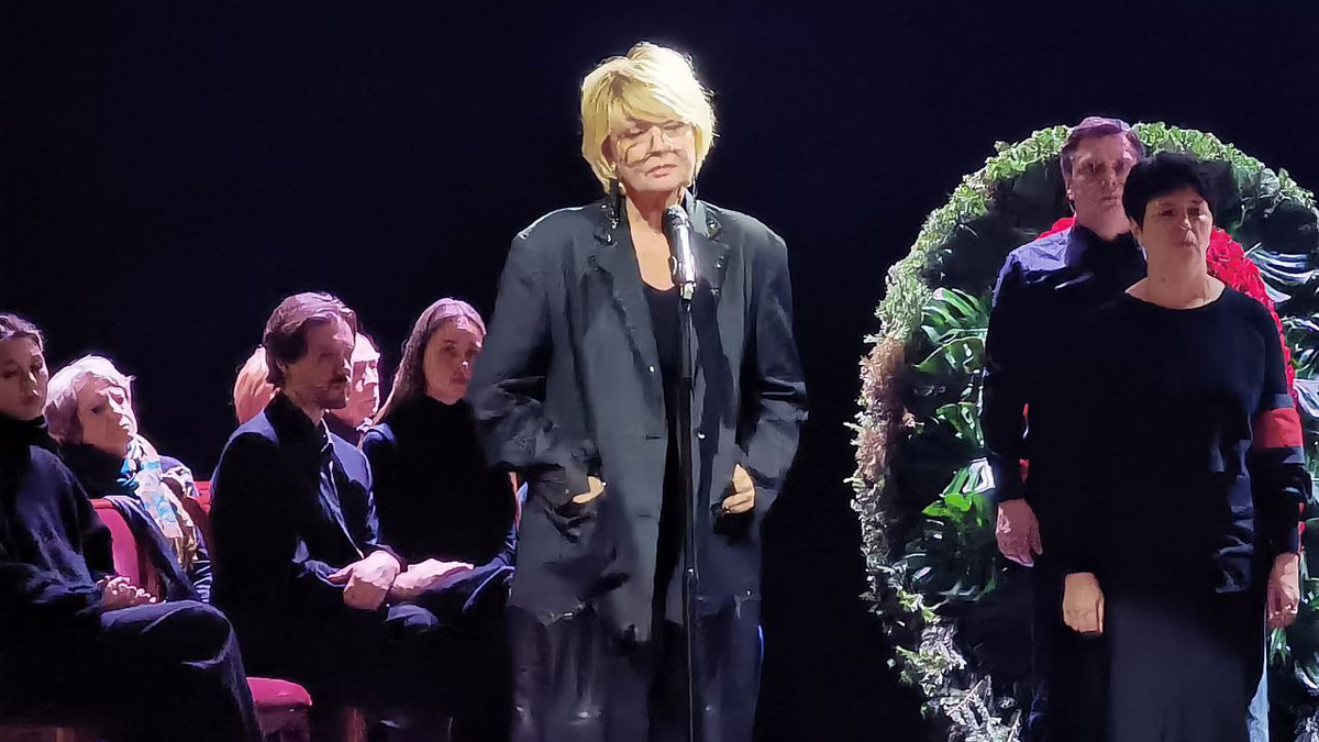 Юлия Меньшова на прощании с Верой Алентовой. Фото: Ольга Храбрых / Global Look Press