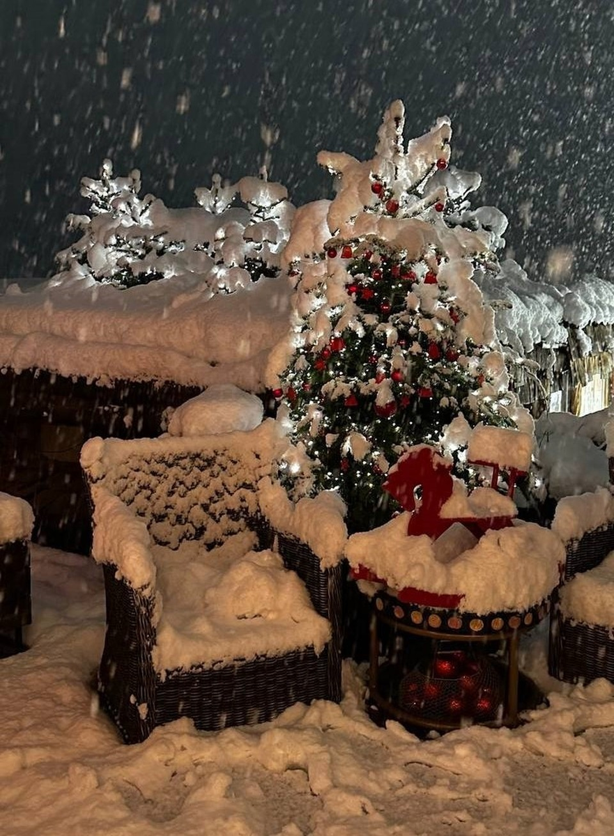 фото очевидцев в горах; в городе пока снег не лежит)