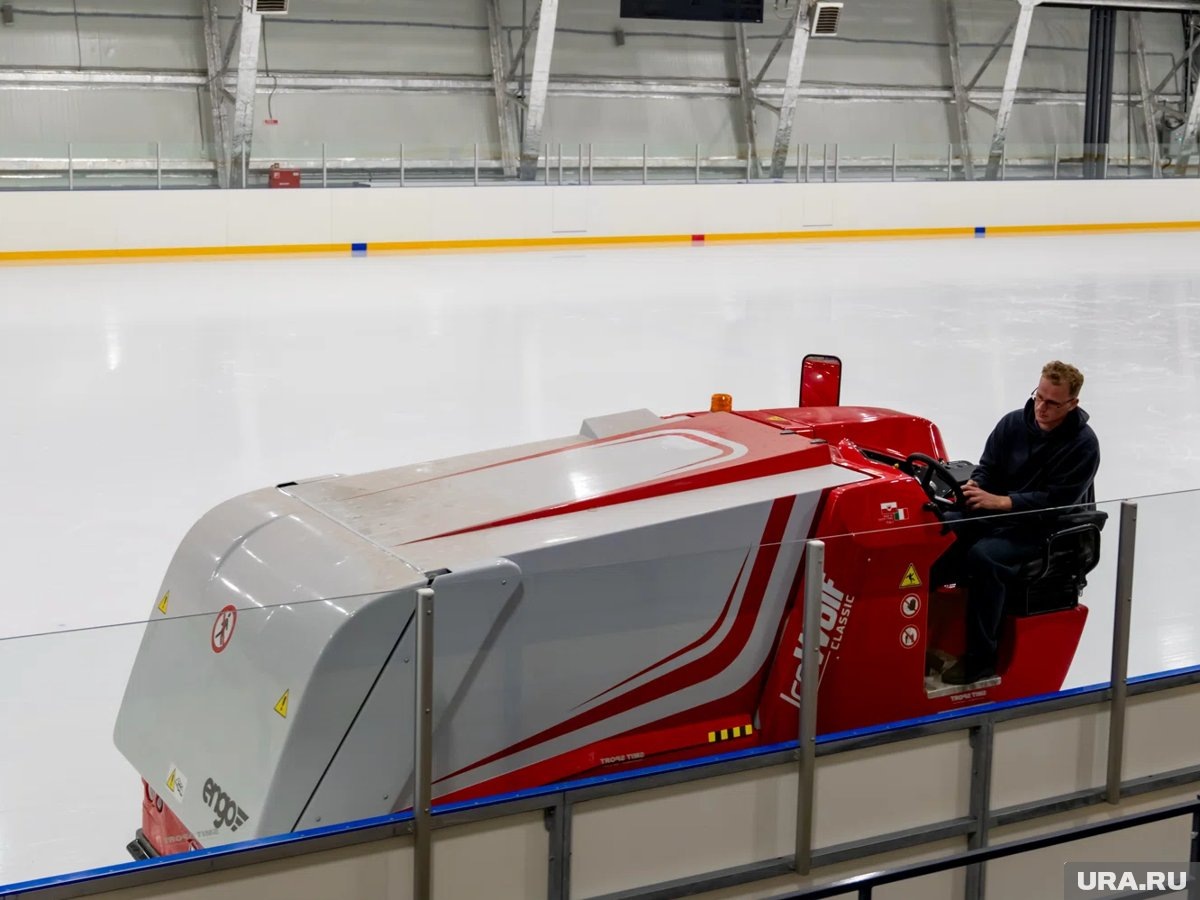     На ледовой арене есть каток и дорожка для керлинга