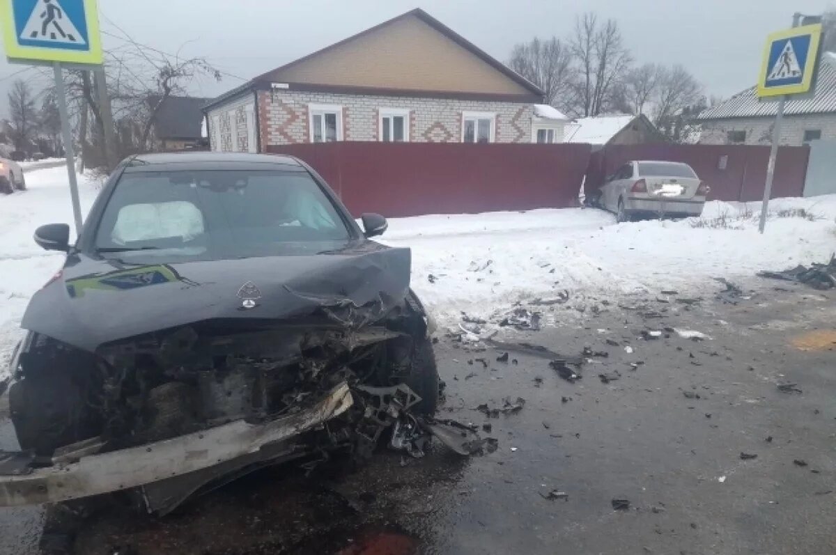    Mercedes-Benz и Ford Focus не поделили дорогу в брянском Карачеве
