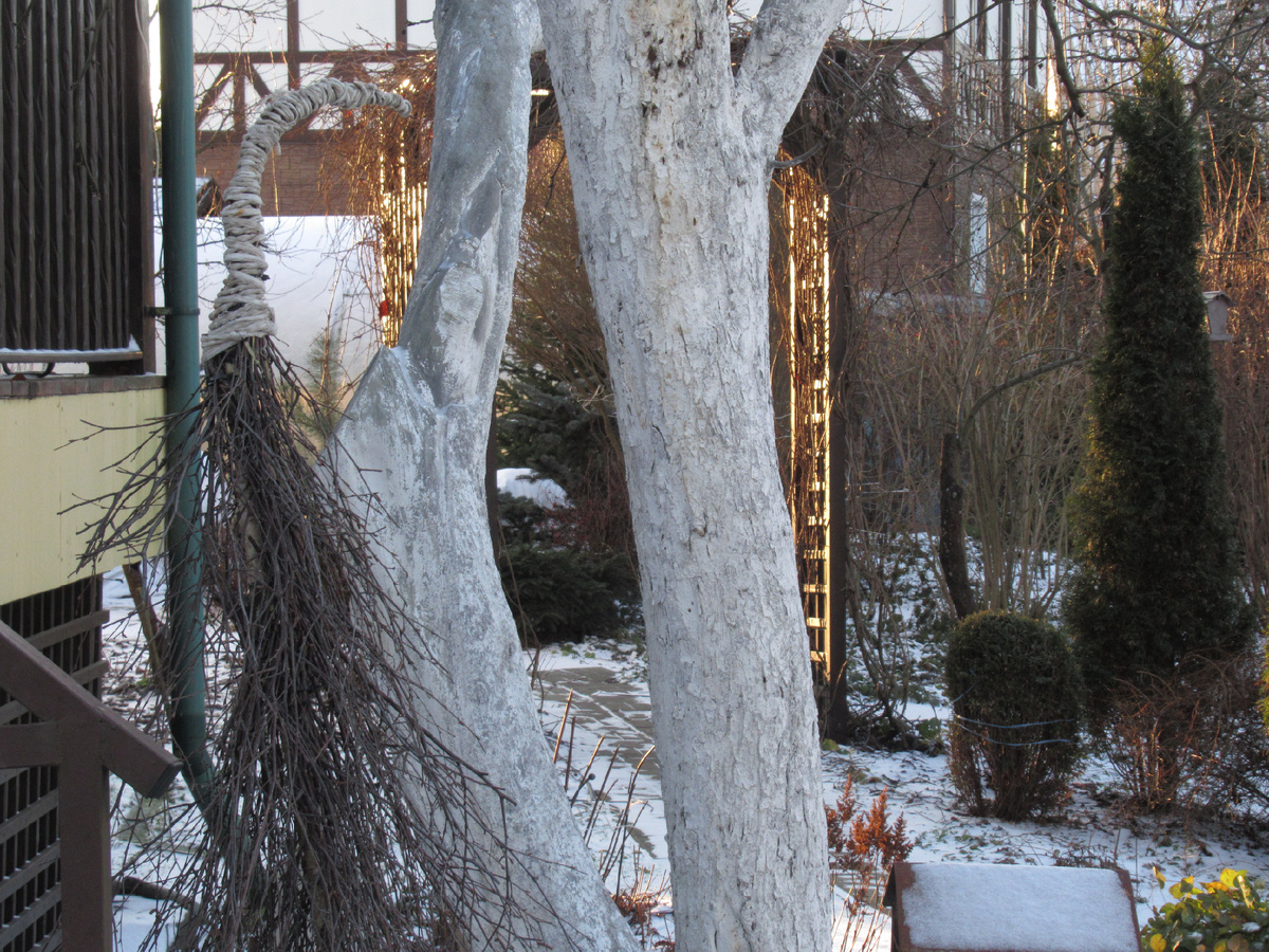 Садовый чудик в колпаке