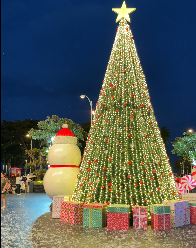 Елка и снег из пены