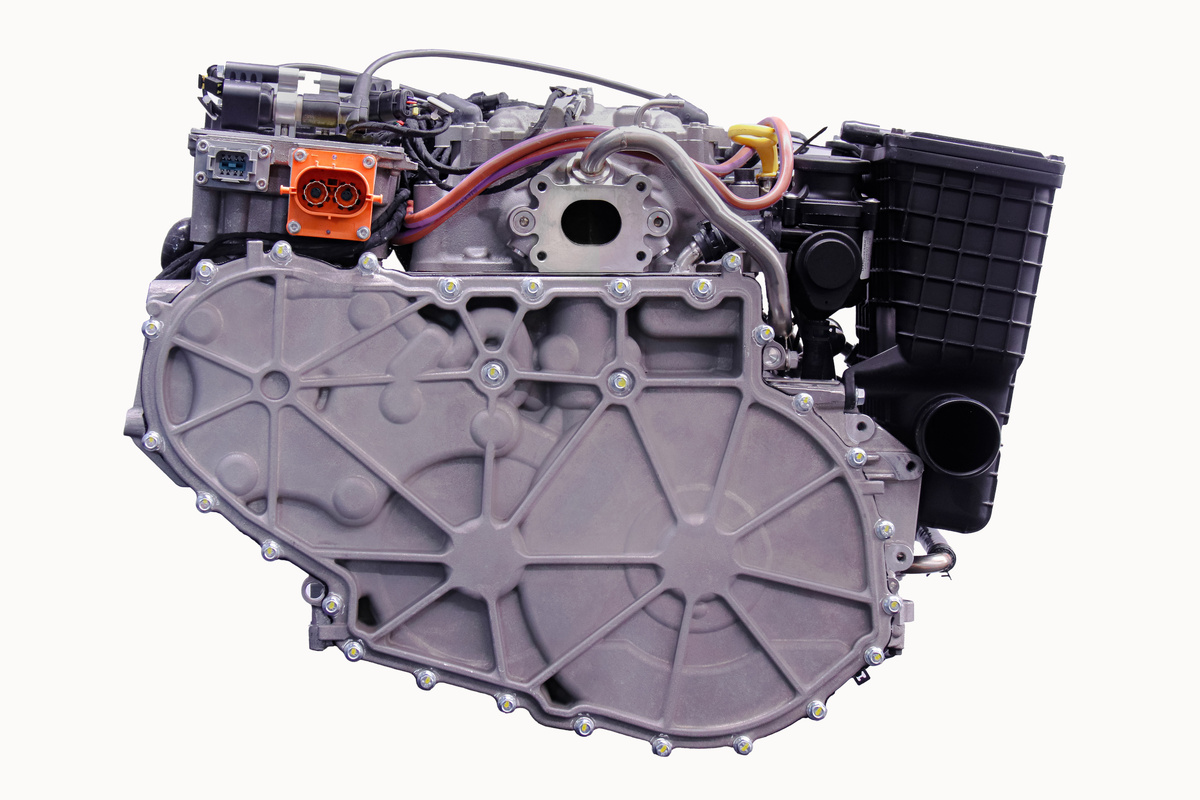 вспомогательный двигатель, называемый "генератором нулевой вибрации" (ZVG, Zero Vibration Generator), вырабатывает электроэнергию, которая накапливается в аккумуляторной батарее для питания электродвигателя по принципу расширителя дальности.