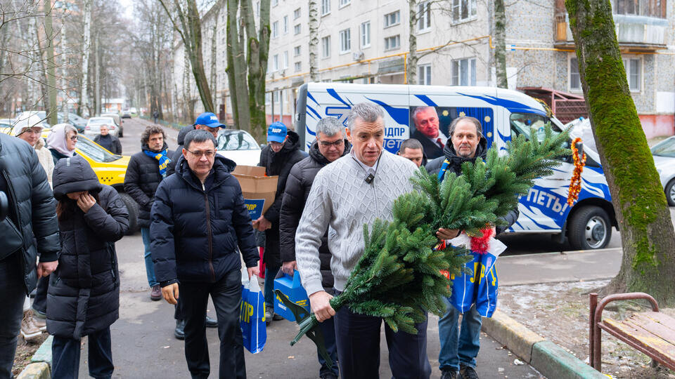     Слуцкий дал старт всероссийской акции "ЛДПР помогает" ЛДПР