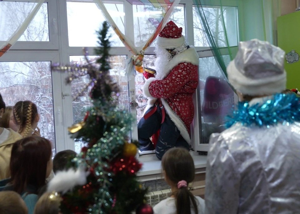    Дед Мороз пришёл в гости к маленьким пациентам в Томске. Пресс-служба администрации Томской области