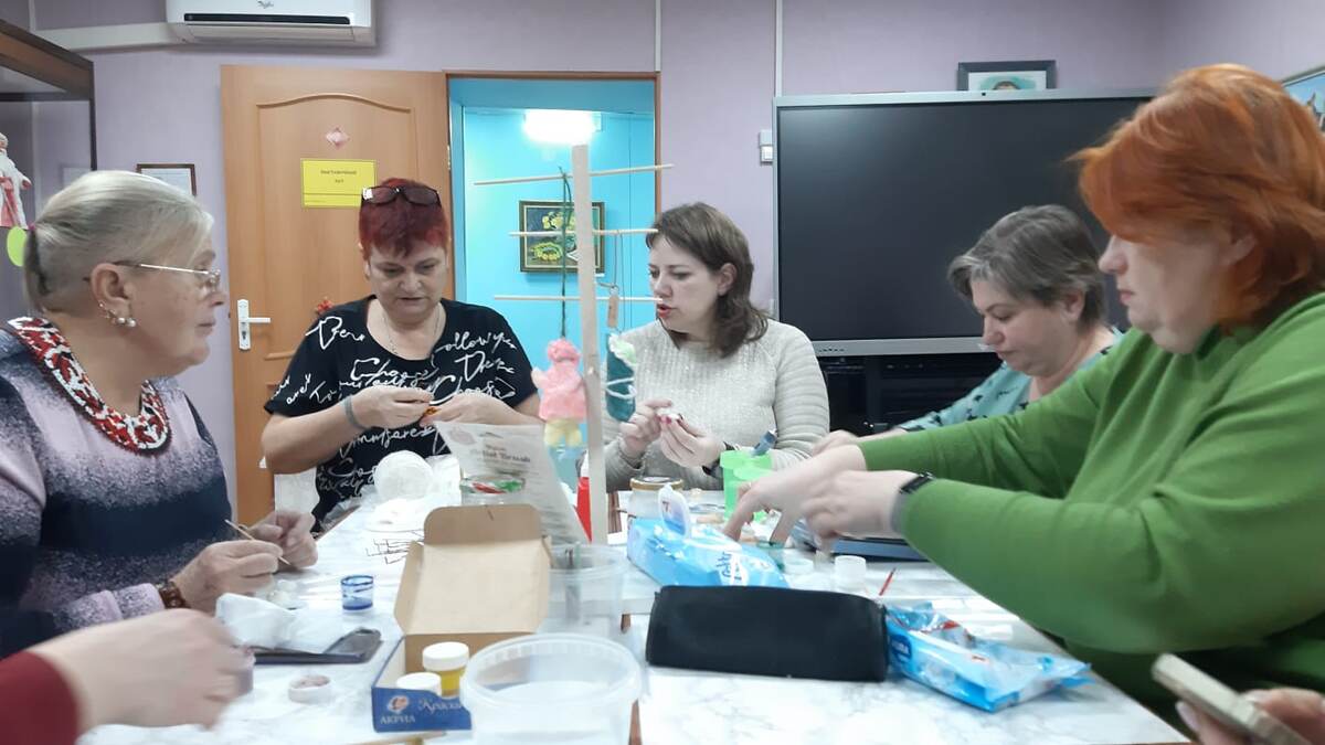 На фото я в Рассказово по мастер классу по малышке - пеленашке, среди учеников учителя технологии в школе (труды раньше у нас)