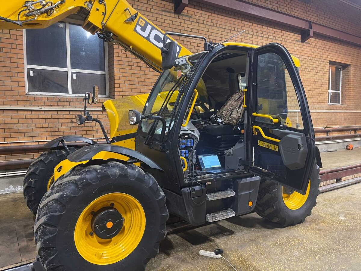 Фото общего вида погрузчика JCB по время выполнения работ.