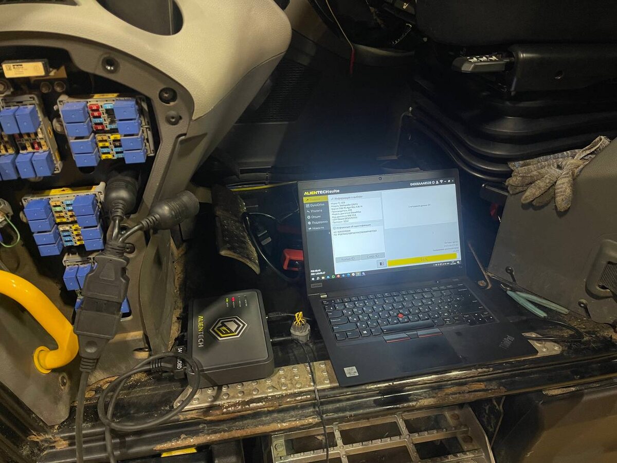 Фото ноутбука и программатора KessV3, подключенных к диагностическому разъему.