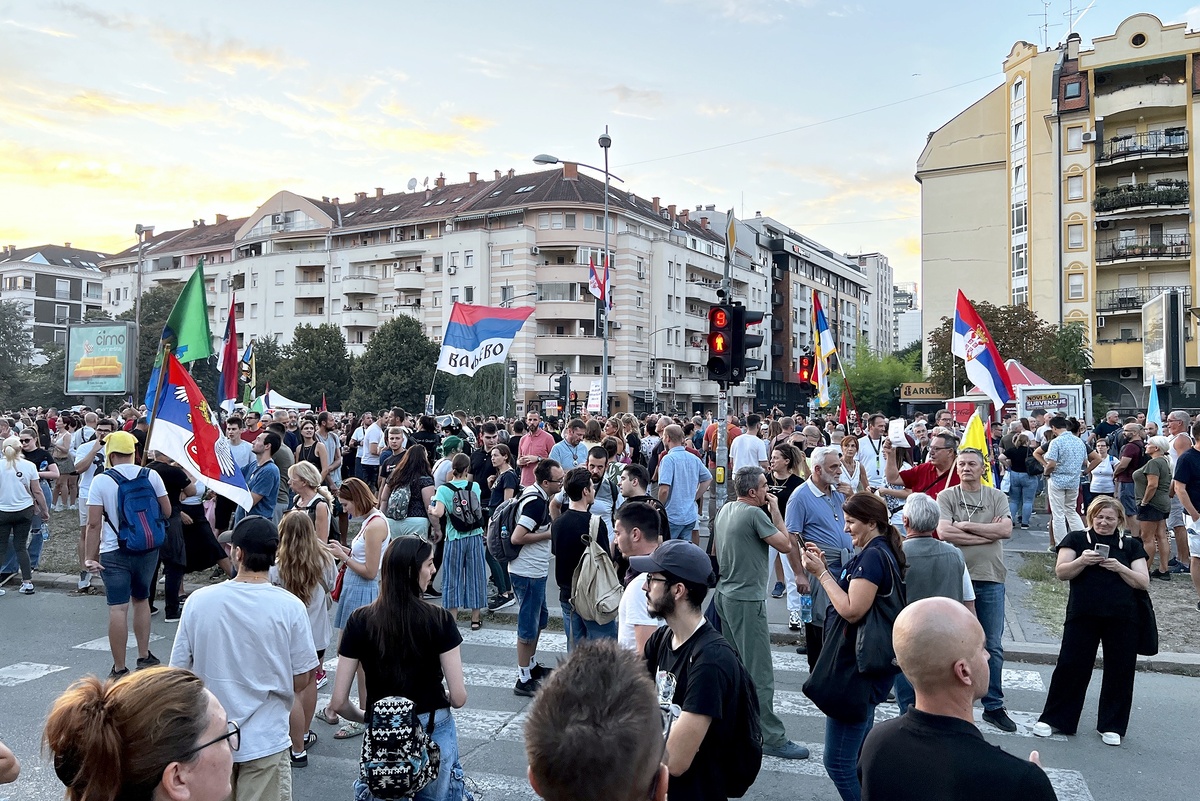    В Сербии продолжаются массовые уличные протесты. Начинаются марши всегда мирно. Заканчиваются схватками с полицией, камнями, коктейлями Молотова, поджогами./Игорь Елков/ РГ