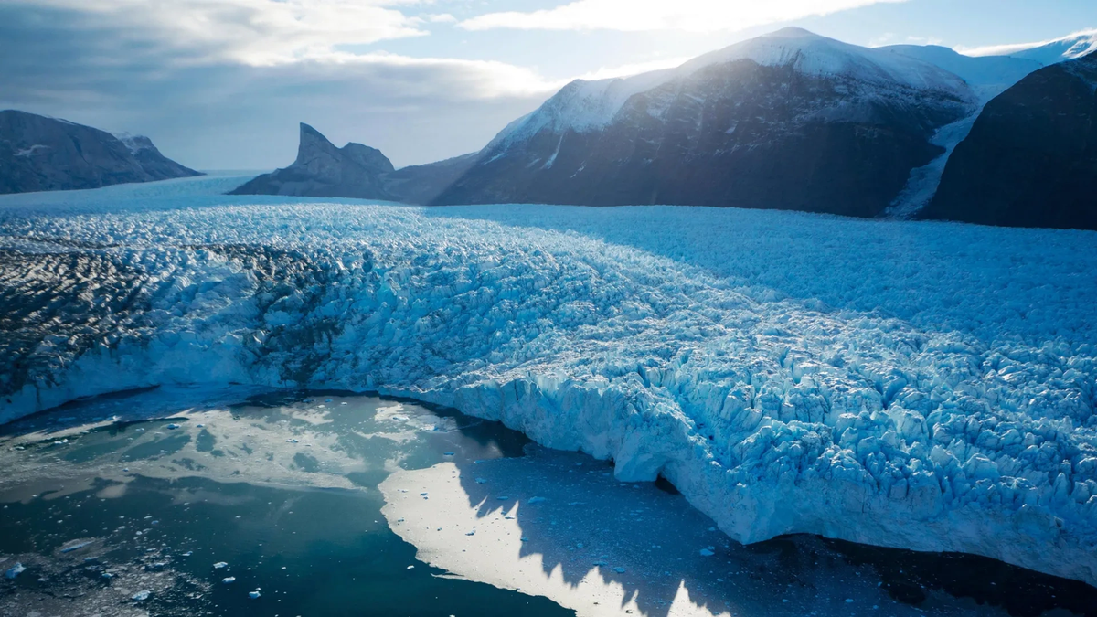    Скрытое тепло под Гренландией может содержать важные сведения о прошлом ледникового покрова и о том, как быстро может повыситься уровень моря в ближайшее время.