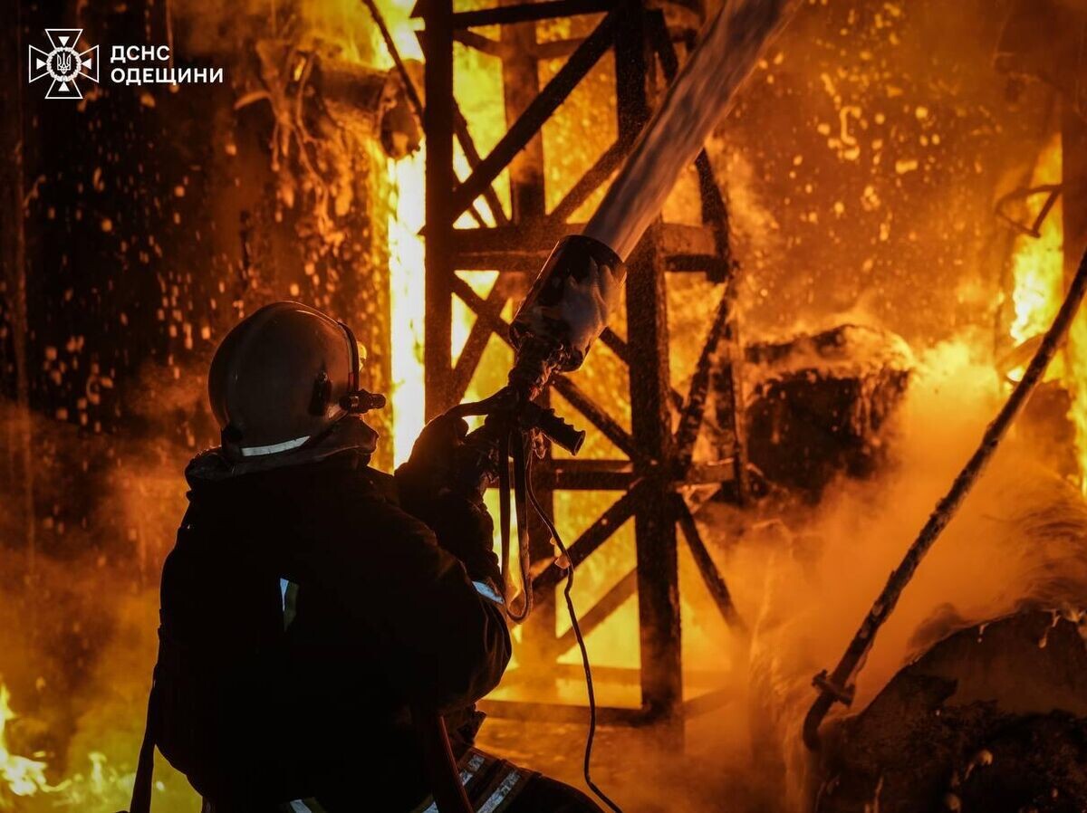    Украинский пожарный во время тушения пожара в Одесской области