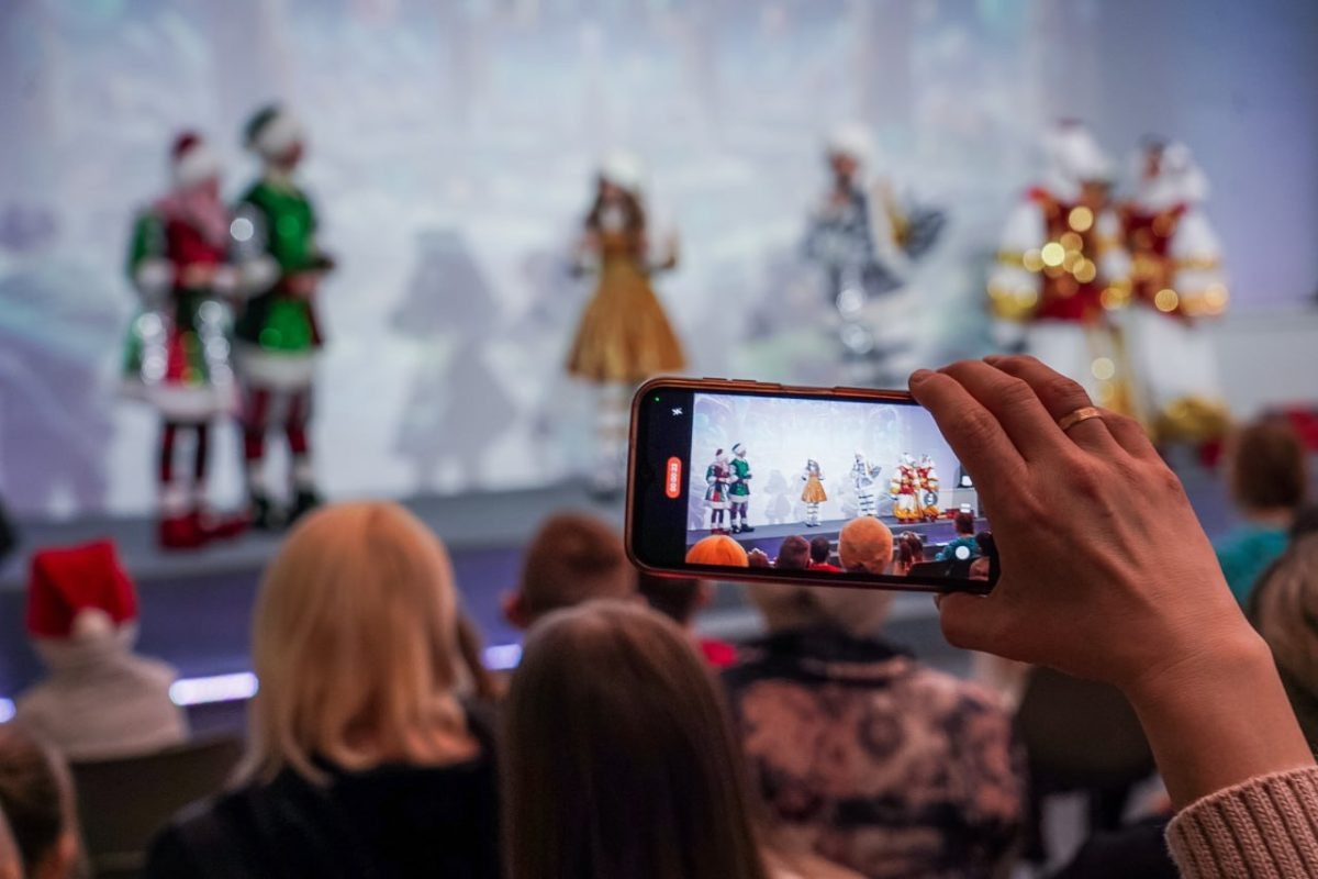    В Доме народного единства провели новогоднее шоу для детей СВО