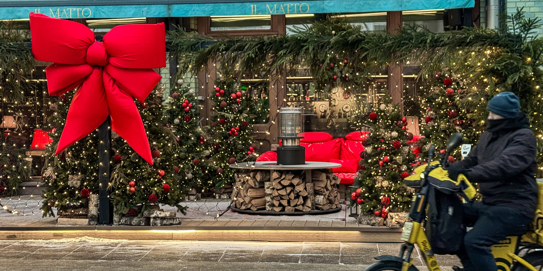 Волшебный калейдоскоп новогодних витрин Москвы: куда идти за порцией праздничного настроения