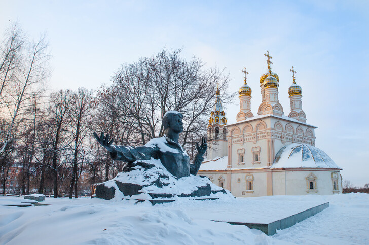 Памятник великому поэту С. Есенину на территории Рязанского кремля