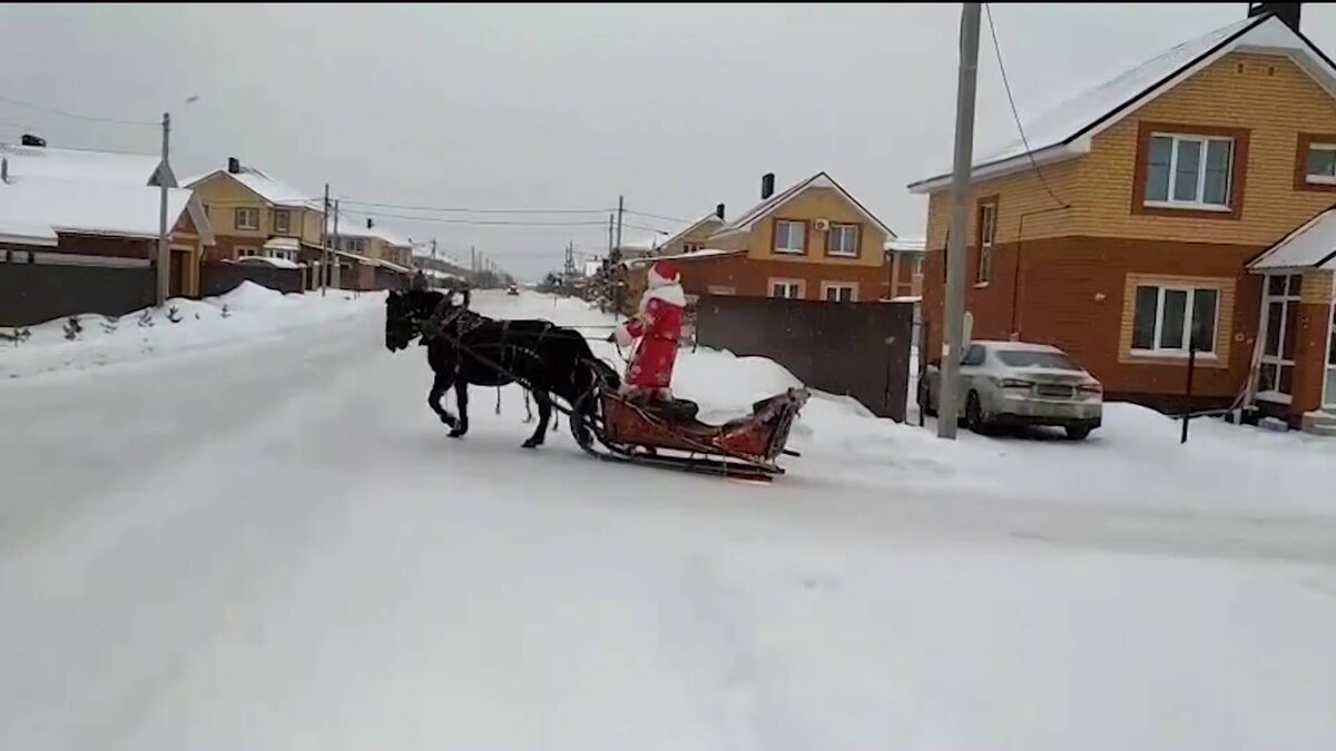    Под Уфой заметили Деда Мороза на санях
